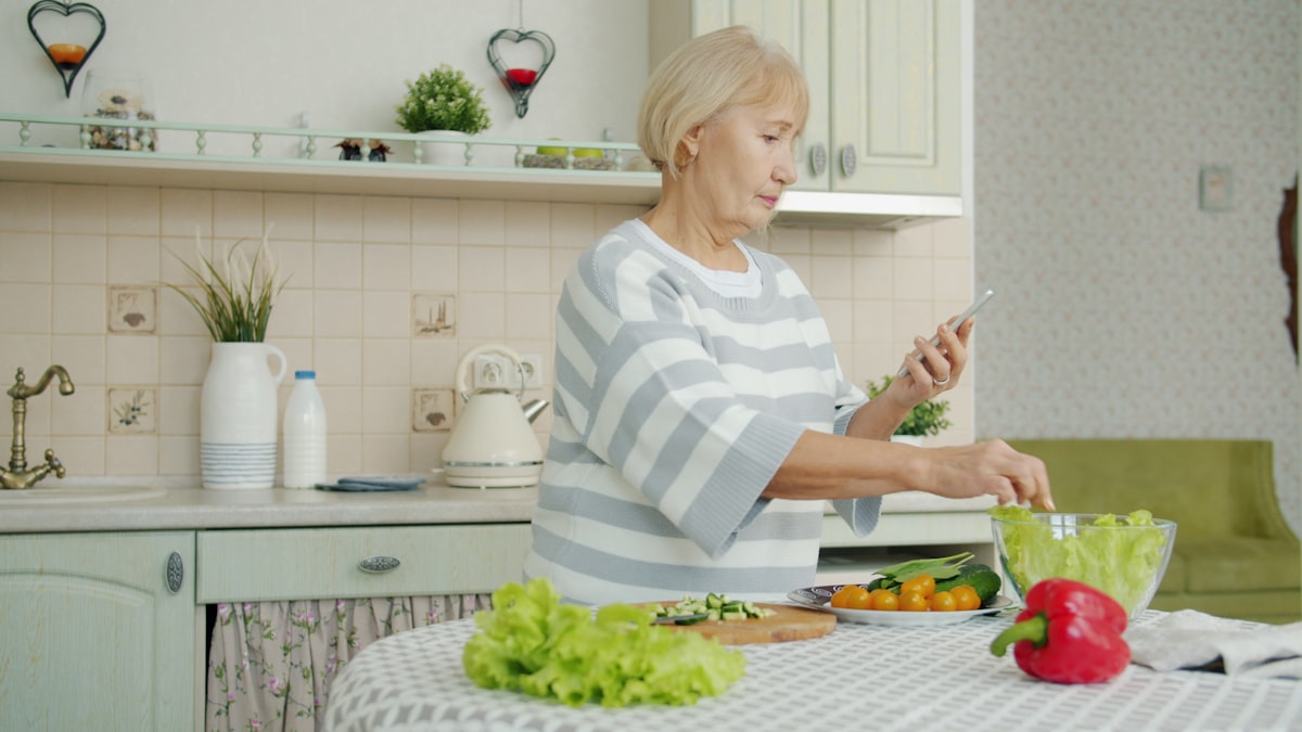Salată verde cu fructe și alune